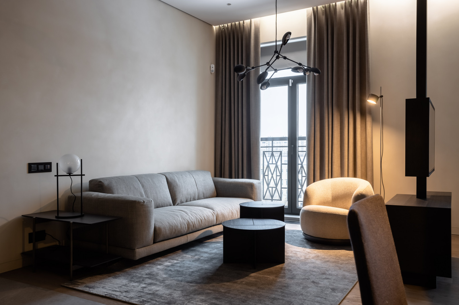 Черно-белая студия с парижским акцентом