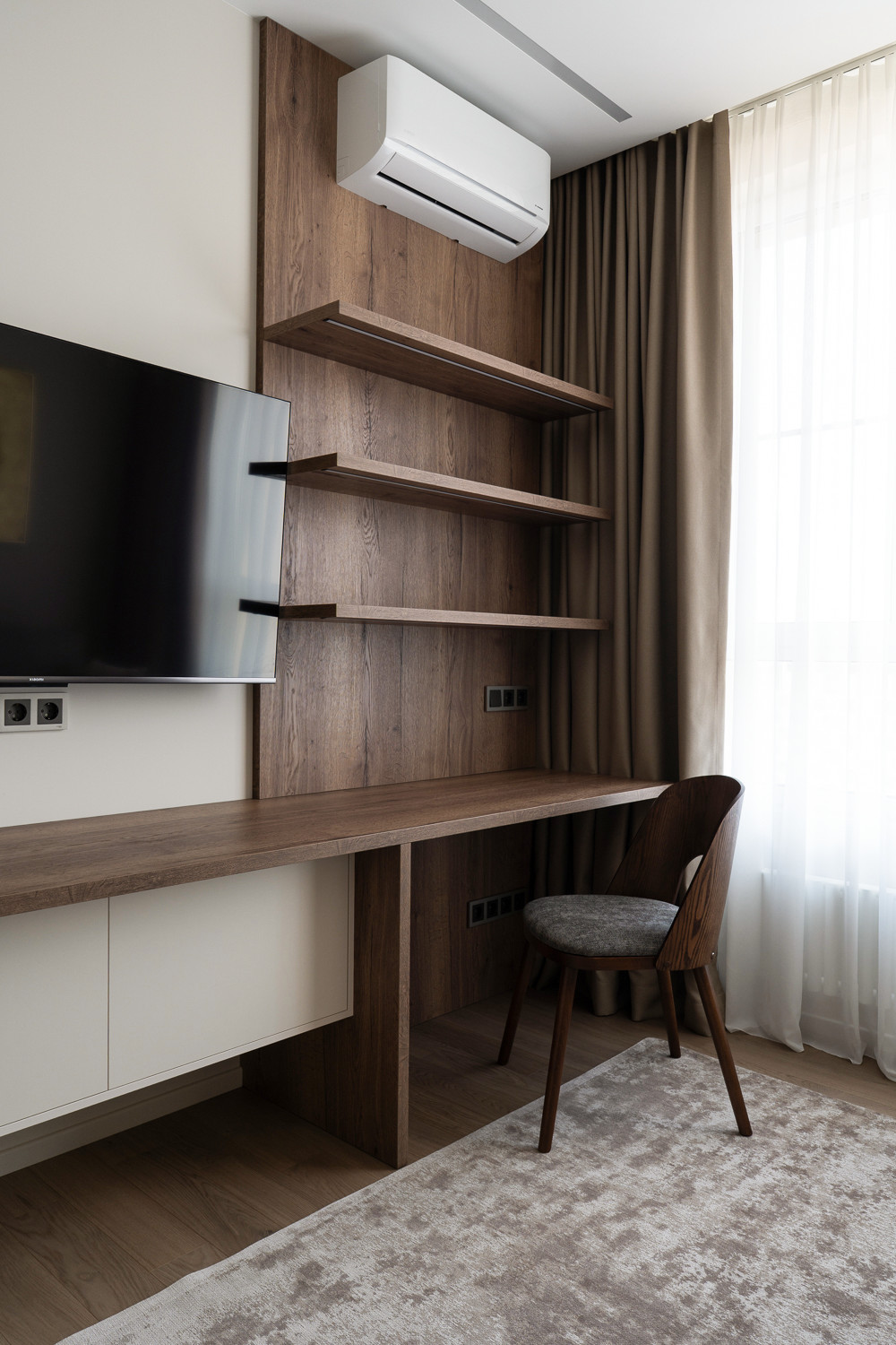 Рабочая зона в спальне