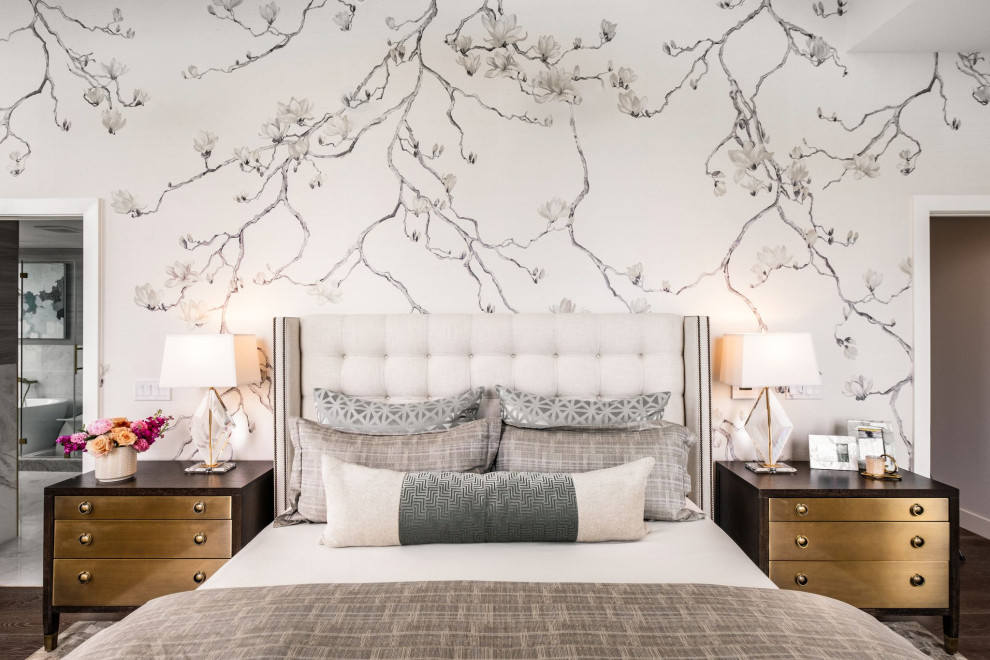 Großes Klassisches Hauptschlafzimmer mit weißer Wandfarbe, braunem Holzboden, braunem Boden und Tapetenwänden in Austin