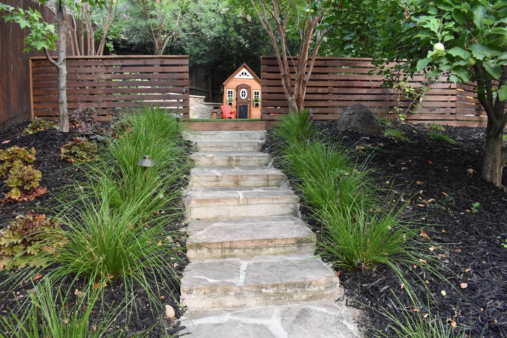 Photo of a contemporary garden in Sacramento.