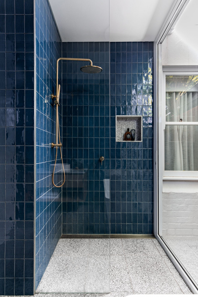 Modern inredning av ett litet vit vitt en-suite badrum, med öppna hyllor, skåp i ljust trä, ett fristående badkar, en öppen dusch, blå kakel, keramikplattor, blå väggar, terrazzogolv, bänkskiva i kvarts, grått golv och med dusch som är öppen