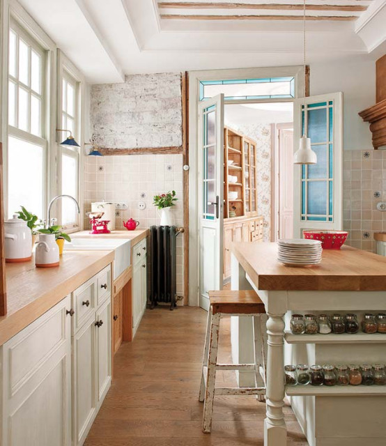 Cocina de la casa de campo con muebles rústicos de madera