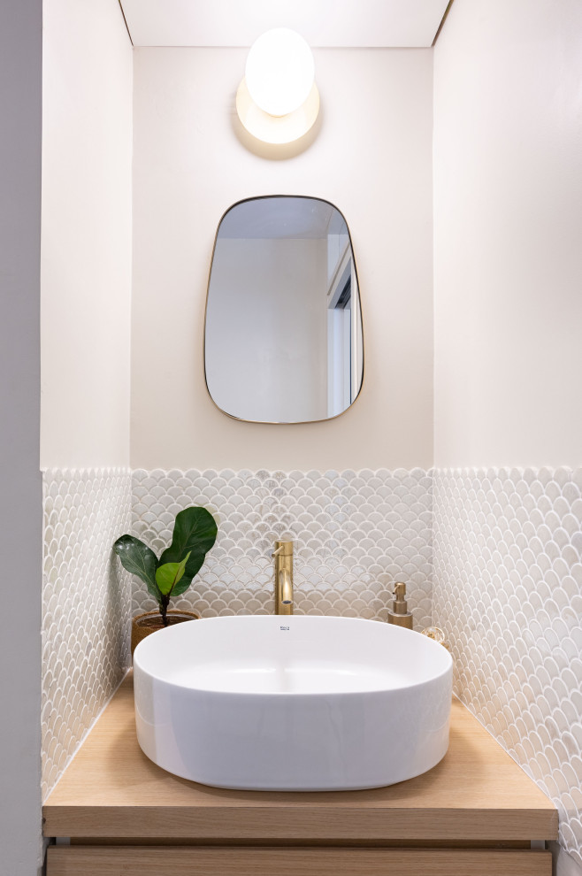 パリにあるミッドセンチュリースタイルのおしゃれな浴室 (オープン型シャワー、青い床) の写真
