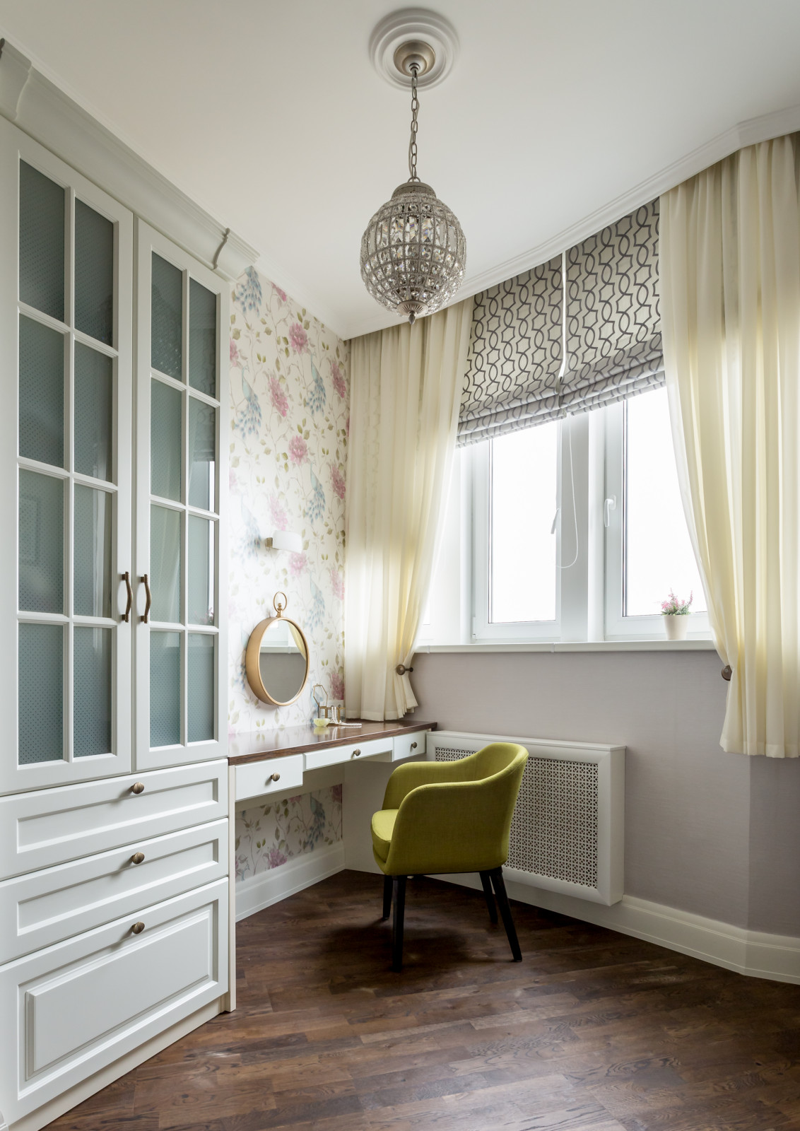 Белое, черное и яркие тона - реализованный проект квартиры в Москве.