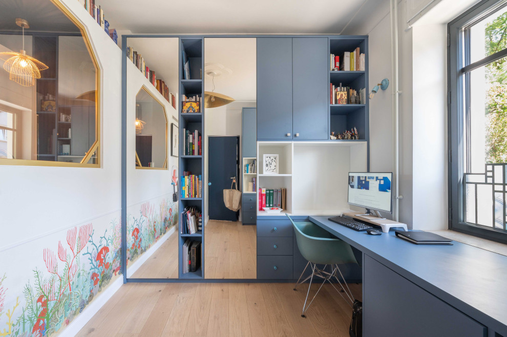 パリにあるコンテンポラリースタイルのおしゃれなホームオフィス・書斎の写真