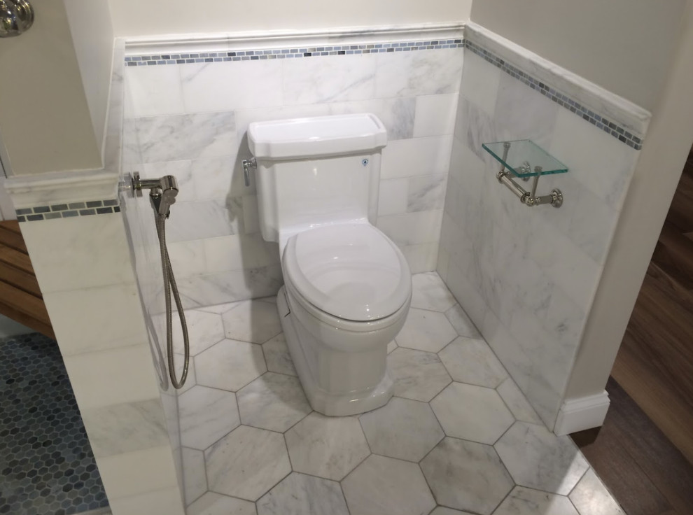 Inspiration for a mid-sized traditional 3/4 bathroom in New York with an alcove shower, a one-piece toilet, grey walls, marble floors, grey floor and a sliding shower screen.