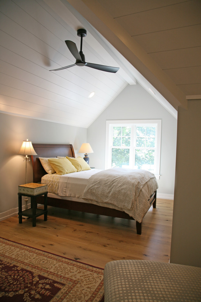 На фото: спальня среднего размера на антресоли в морском стиле с серыми стенами, паркетным полом среднего тона, коричневым полом, сводчатым потолком и стенами из вагонки