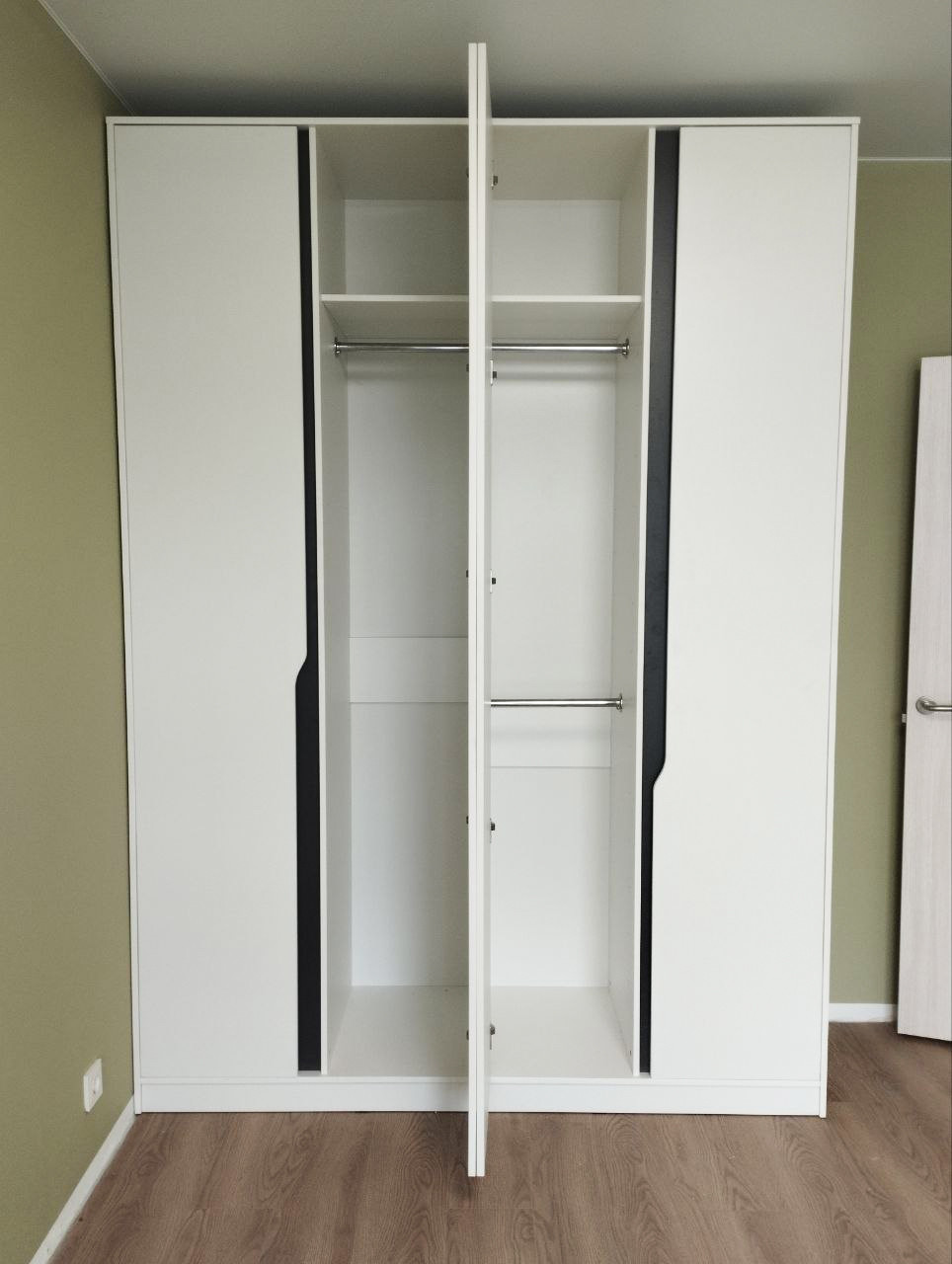 Распашные шкафы