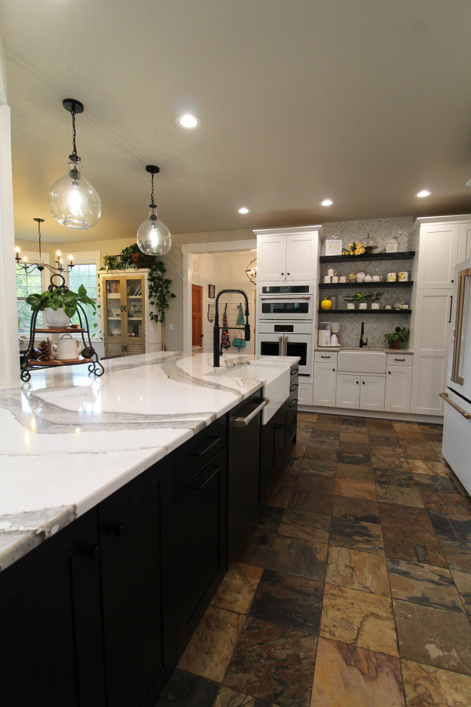 Bild på ett stort lantligt flerfärgad flerfärgat kök, med en rustik diskho, luckor med infälld panel, vita skåp, bänkskiva i kvarts, flerfärgad stänkskydd, stänkskydd i marmor, vita vitvaror, skiffergolv, en köksö och flerfärgat golv