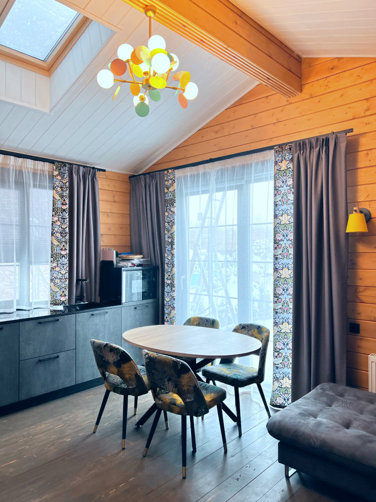 Aménagement d'une salle à manger ouverte sur la cuisine éclectique en bois de taille moyenne avec un mur beige, parquet foncé, un sol marron et un plafond en lambris de bois.