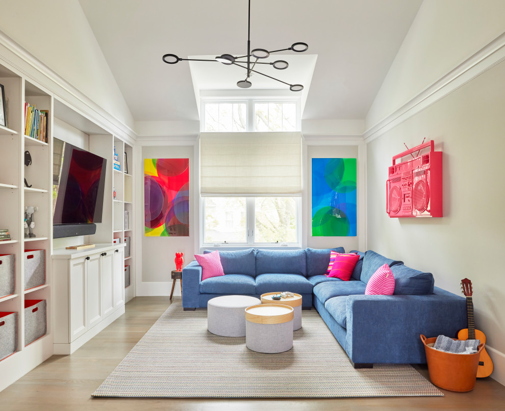 На фото: гостиная комната в стиле неоклассика (современная классика) с синим диваном с