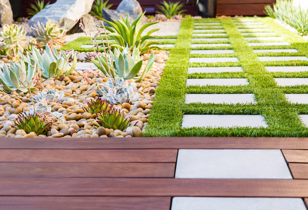 Inspiration for a mid-sized modern backyard garden in Orange County.