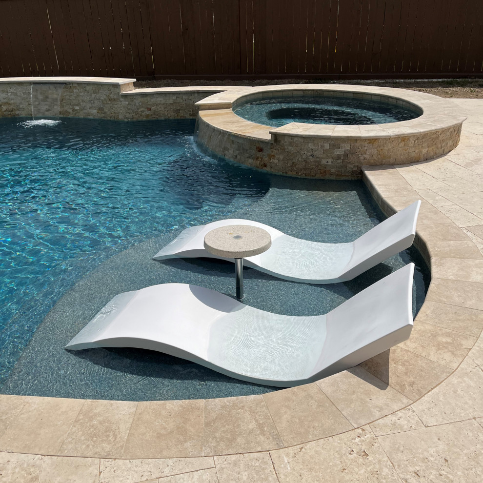 Foto de piscina clásica renovada a medida con adoquines de piedra natural