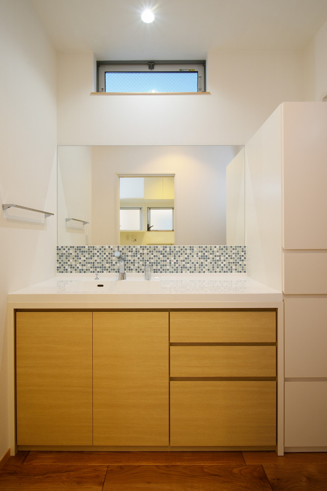 Idéer för ett modernt vit toalett, med vita skåp, mosaik, vita väggar och mörkt trägolv