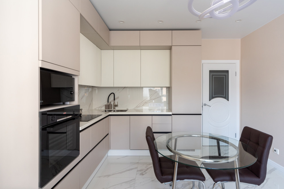 Бежевая кухня с рельефными фасадами