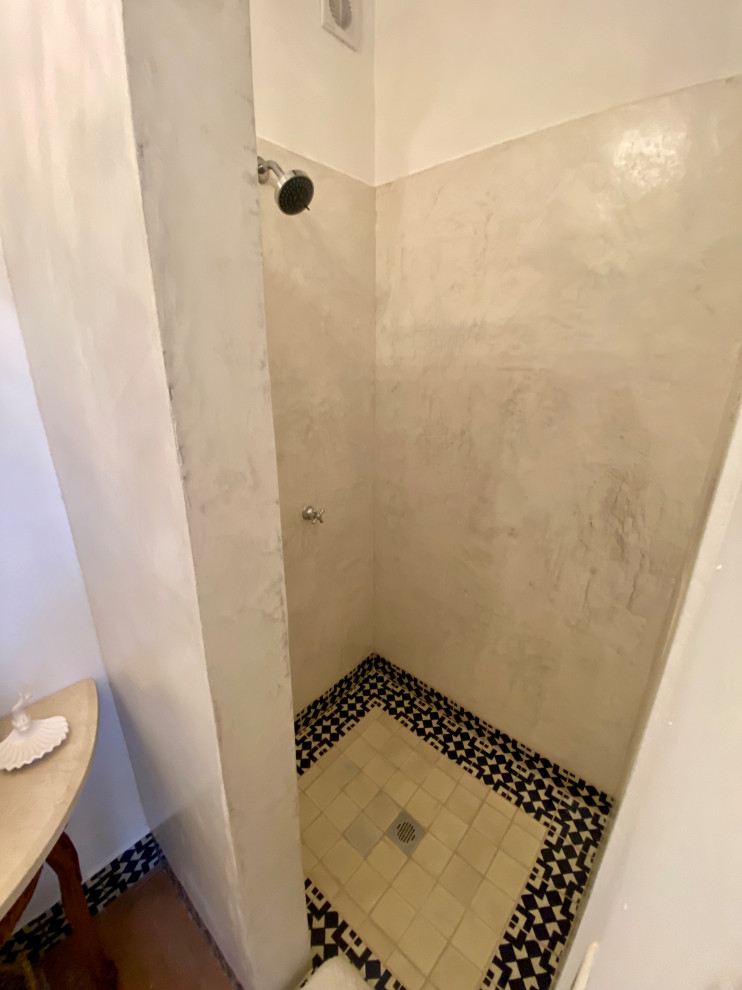 Пример оригинального дизайна: маленькая ванная комната в белых тонах с отделкой деревом в средиземноморском стиле с искусственно-состаренными фасадами, открытым душем, раздельным унитазом, белыми стенами, полом из терракотовой плитки, душевой кабиной, настольной раковиной, мраморной столешницей, оранжевым полом, открытым душем, бежевой столешницей, тумбой под одну раковину, напольной тумбой, балками на потолке, фасадами с филенкой типа жалюзи, белой плиткой и терракотовой плиткой для на участке и в саду