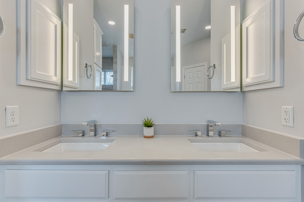 Idéer för att renovera ett stort funkis grå grått en-suite badrum, med luckor med infälld panel, vita skåp, en dubbeldusch, grå kakel, mosaik, vita väggar, ett undermonterad handfat, bänkskiva i kvarts, grått golv och med dusch som är öppen