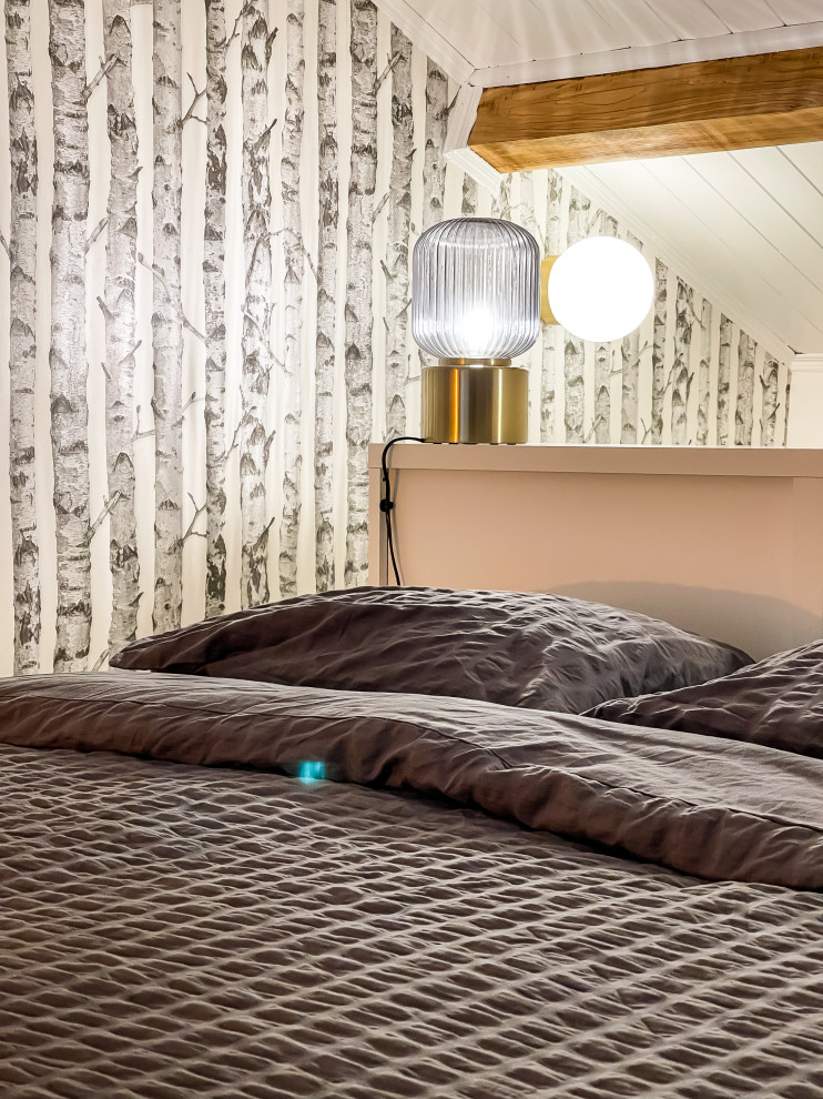 ニースにある小さなコンテンポラリースタイルのおしゃれなロフト寝室 (白い壁、クッションフロア、表し梁、壁紙)
