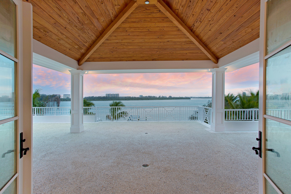 Photo of a beach style verandah in Tampa.