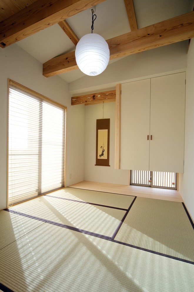 Inspiration for a family room in Kobe.