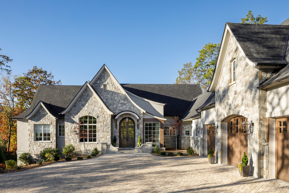 Inspiration pour une façade de maison grise traditionnelle de taille moyenne et à un étage avec un revêtement mixte, un toit à deux pans, un toit en shingle et un toit gris.