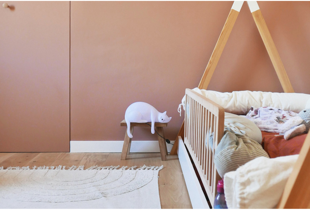 На фото: детская среднего размера в стиле кантри с спальным местом, синими стенами, светлым паркетным полом, коричневым полом и обоями на стенах для ребенка от 4 до 10 лет, мальчика