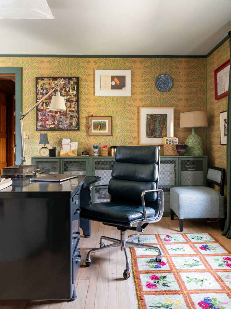 На фото: кабинет в стиле фьюжн с разноцветными стенами, светлым паркетным полом, отдельно стоящим рабочим столом, бежевым полом и обоями на стенах с