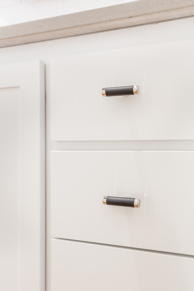 Ejemplo de cuarto de baño doble y a medida rústico con armarios estilo shaker y puertas de armario blancas