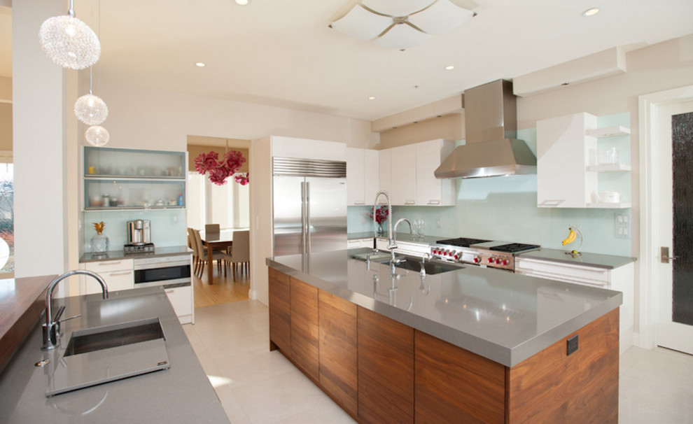 Kitchen - transitional kitchen idea in Toronto