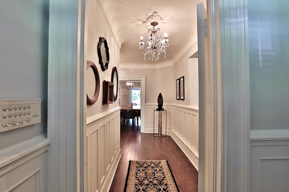 Entryway - transitional entryway idea in Toronto