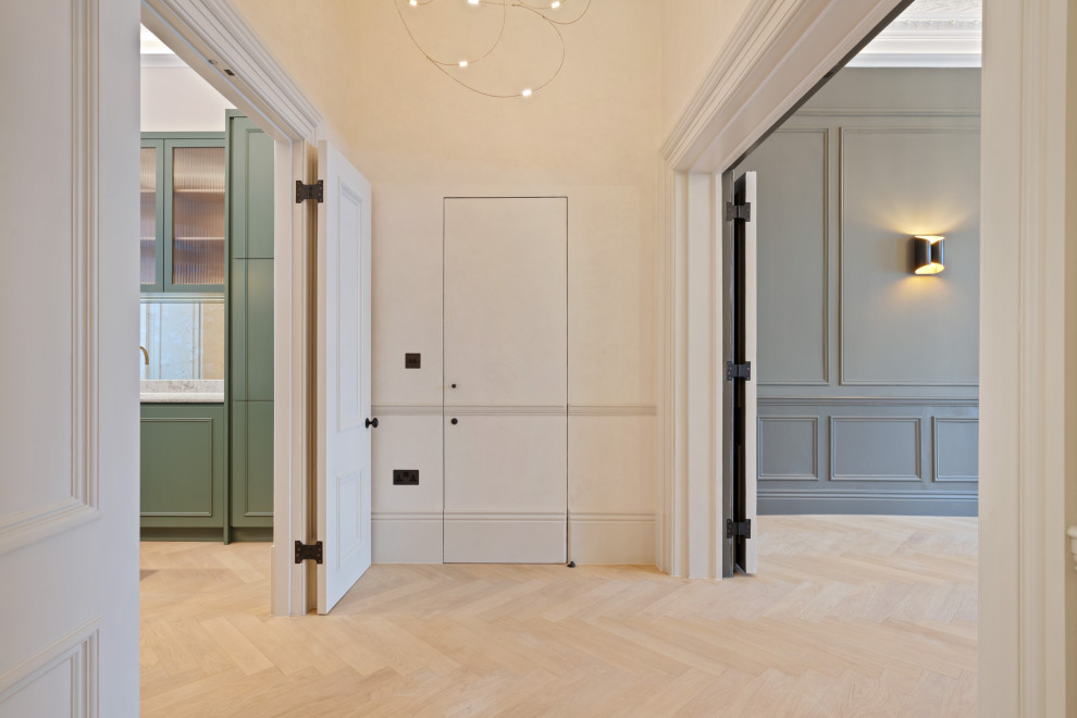 Mittelgroßer Klassischer Flur mit hellem Holzboden, beigem Boden und Wandpaneelen in London