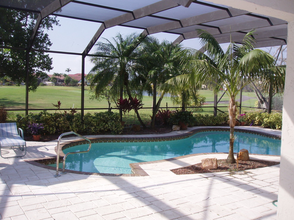 Вольер с навесом из поикарбоната для бассейна и патио