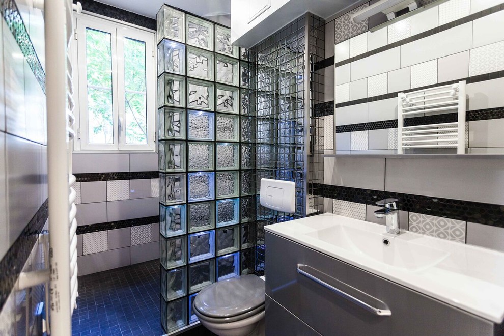 Inspiration for a contemporary bathroom in Paris.