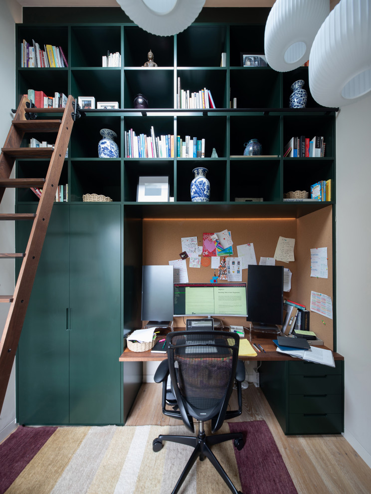 Kleines Modernes Arbeitszimmer mit weißer Wandfarbe, braunem Holzboden, braunem Boden, Arbeitsplatz, Einbau-Schreibtisch und gewölbter Decke in London