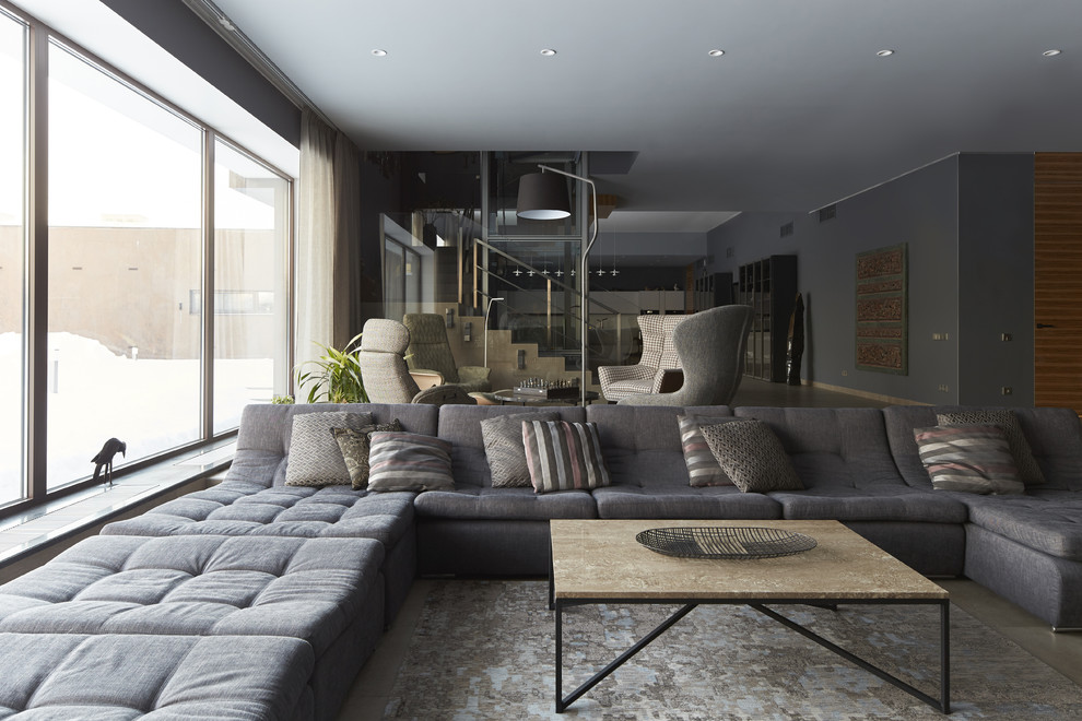 Contemporary open concept living room in Moscow.