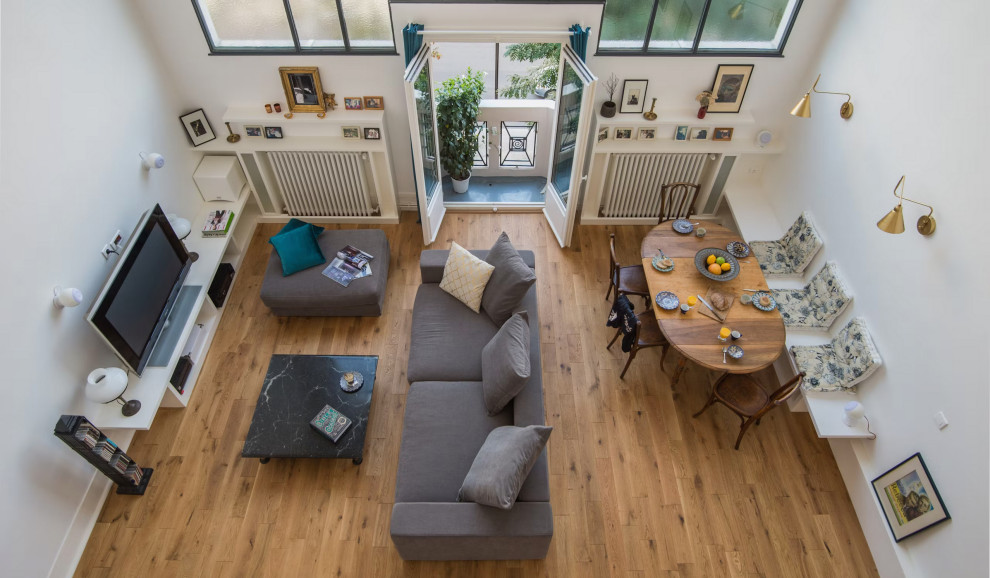 Imagen de salón para visitas abierto contemporáneo con suelo de madera clara