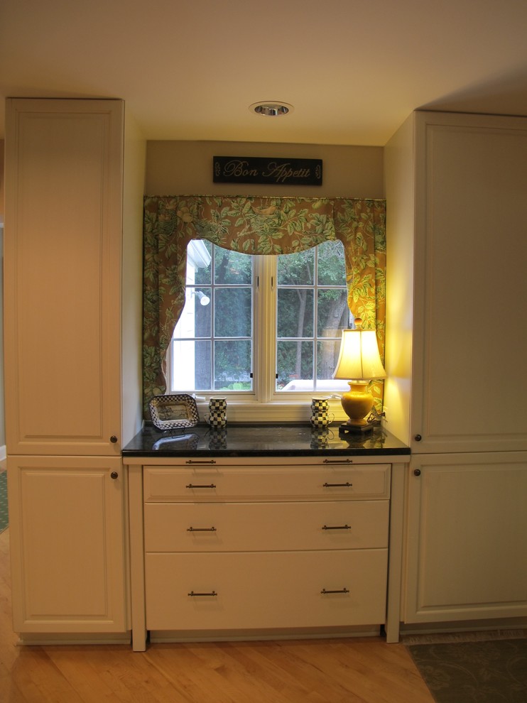 Example of a mid-sized transitional kitchen design in Chicago