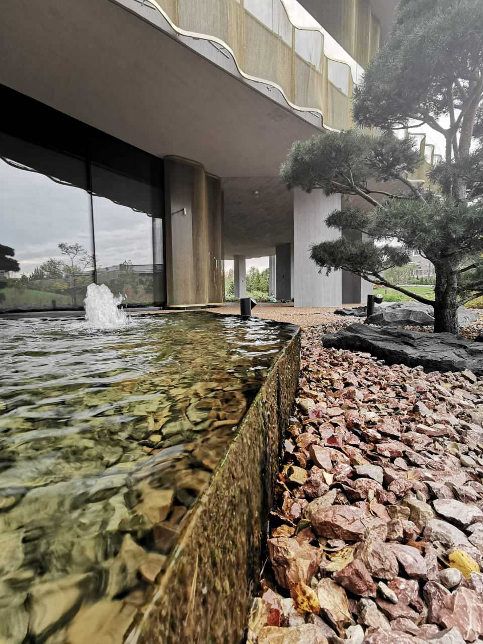 Фонтан с чашей из кортена