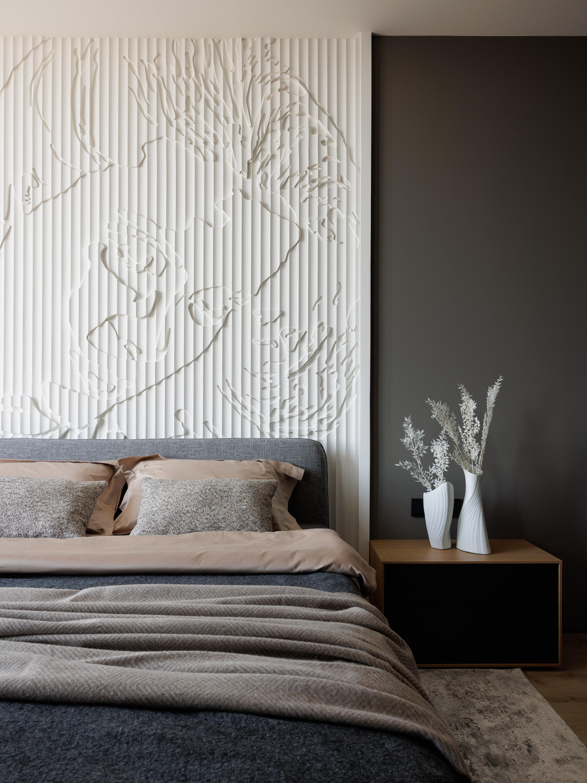 Современная квартира с бордовыми акцентами в ЖК "Притяжение" - 146 м2