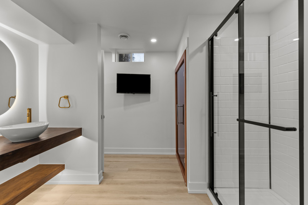 Minimalist bathroom photo in Toronto
