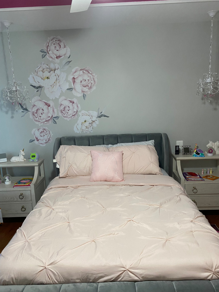 Mittelgroßes Schlafzimmer mit grauer Wandfarbe, braunem Holzboden, braunem Boden und Tapetenwänden in Baltimore