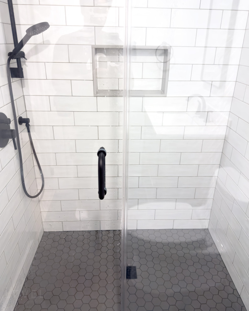 Inredning av ett modernt mellanstort vit vitt badrum med dusch, med skåp i shakerstil, skåp i ljust trä, en dusch i en alkov, en toalettstol med hel cisternkåpa, vit kakel, keramikplattor, vita väggar, klinkergolv i porslin, ett undermonterad handfat, bänkskiva i kvarts, svart golv och dusch med gångjärnsdörr