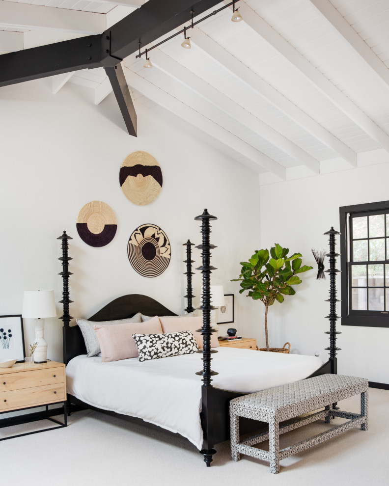 Идея дизайна: большая хозяйская спальня в стиле неоклассика (современная классика) с белыми стенами и белым полом
