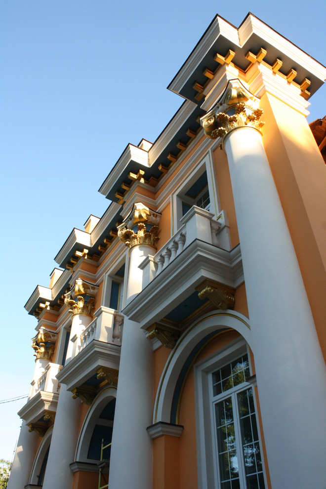 Классический особняк в городской застройке