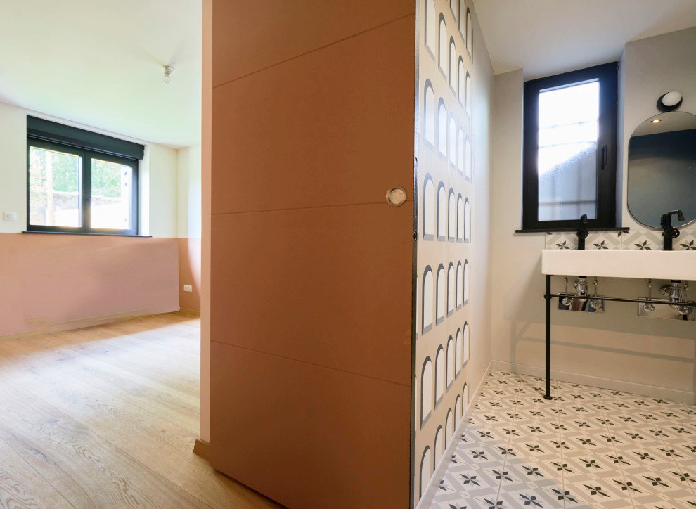 Idéer för ett mellanstort 50 tals vit badrum, med ett undermonterat badkar, cementkakel, grå väggar och grått golv