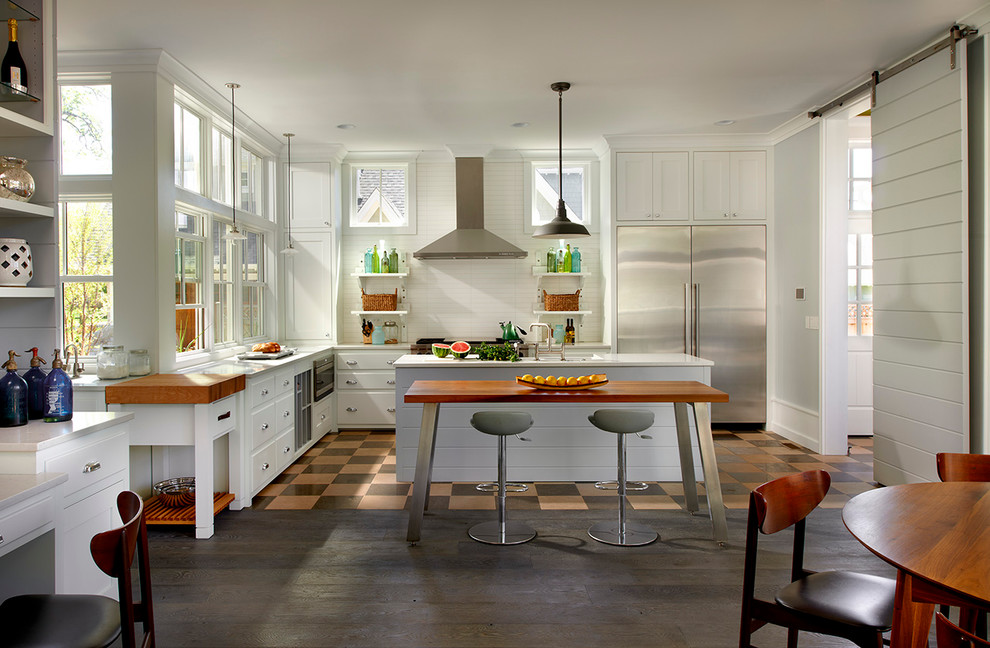 Eat-in kitchen - farmhouse l-shaped eat-in kitchen idea in Chicago with shaker cabinets, white cabinets, white backsplash and stainless steel appliances