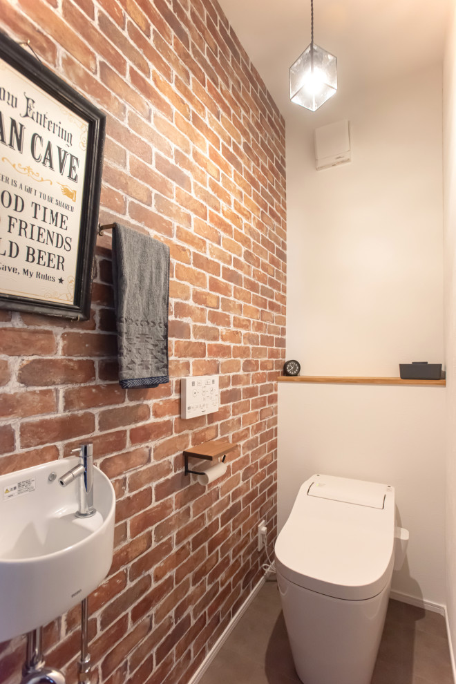 Réalisation d'un WC et toilettes minimaliste avec un mur marron, un sol en vinyl, un sol marron et un plafond en papier peint.
