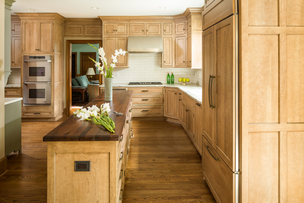 Idéer för ett stort klassiskt flerfärgad kök, med en undermonterad diskho, luckor med infälld panel, skåp i ljust trä, bänkskiva i kvartsit, vitt stänkskydd, stänkskydd i keramik, rostfria vitvaror, mellanmörkt trägolv, en köksö och brunt golv
