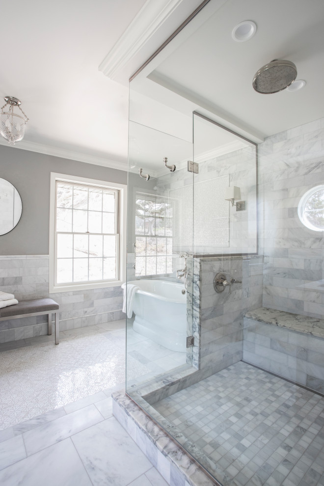 Klassisk inredning av ett mellanstort vit vitt en-suite badrum, med ett fristående badkar, en hörndusch, vit kakel, marmorkakel, vita väggar, marmorgolv, marmorbänkskiva, vitt golv och dusch med gångjärnsdörr