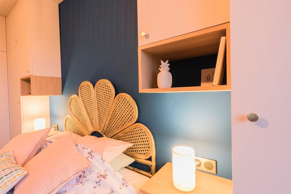 Идея дизайна: маленькая хозяйская спальня в скандинавском стиле с синими стенами и светлым паркетным полом без камина для на участке и в саду